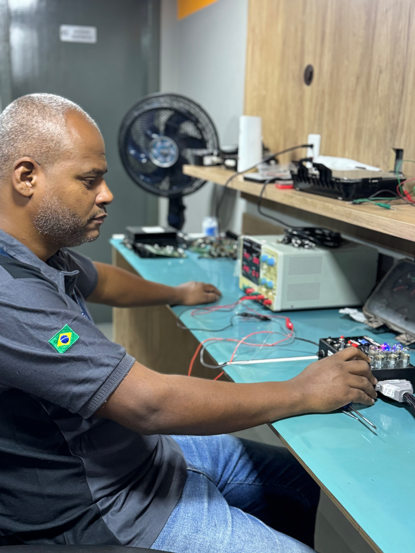 Técnico testando módulo eletrônico